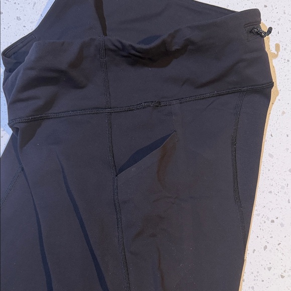 Black lululemon leggings with mesh detail and pockets size 8 - Picture 3 of 8